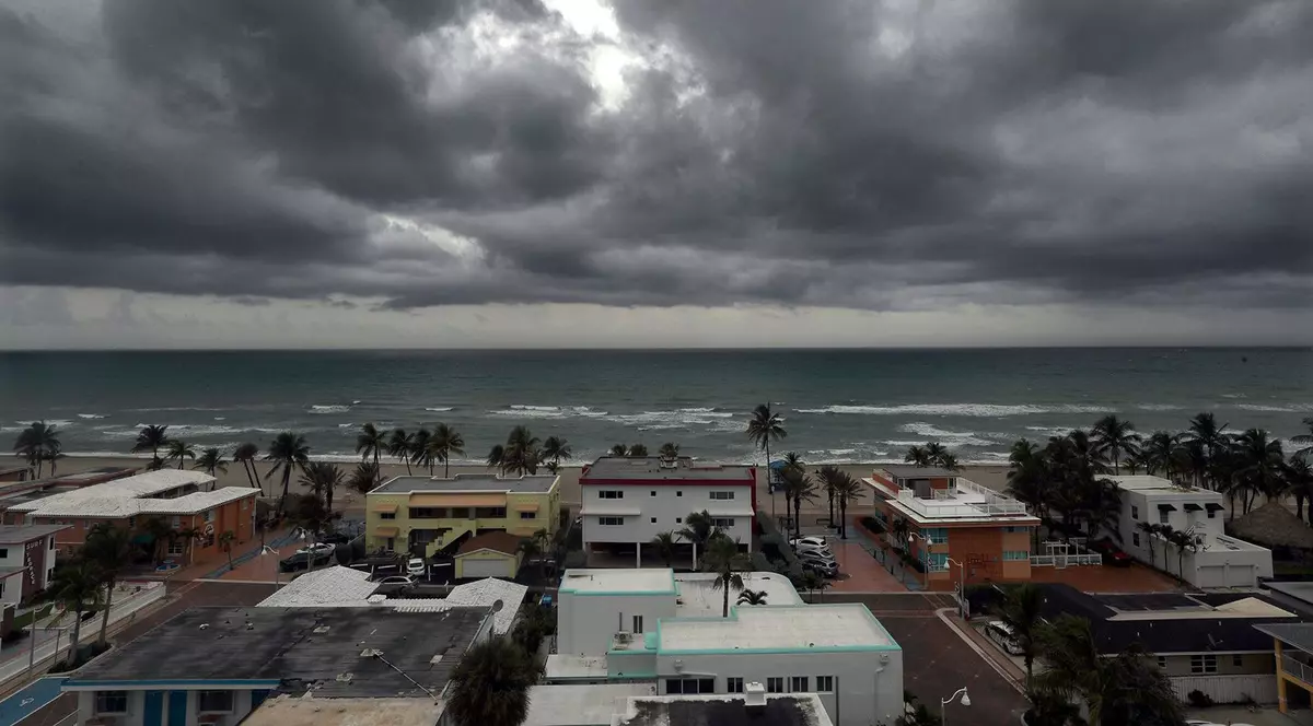 Locuitorii din Florida se pregătesc pentru furtuna tropicală Ian. Oamenii își fac provizii și își asigură locuințele cu saci de nisip
