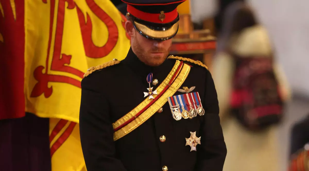 Gestul care l-ar fi devastat pe prințul Harry în timp ce era de gardă la sicriul reginei Elisabeta a II-a: „Inima lui e frântă”