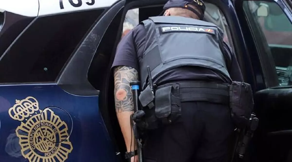 Un român a băgat groaza în clienții unui bar din Ibiza și i-a alergat cu o drujbă pornită