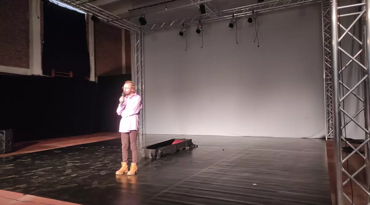 Un dramaturg ucrainean a săpat un mormânt în curtea teatrului din Piatra Neamț, a pus un sicriu pe scenă și îi avertizează pe români: Atenție la „patrioți”!