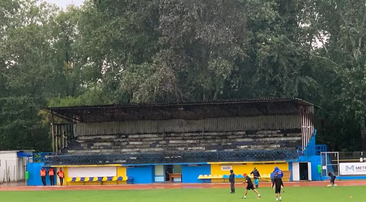 Incendiu provocat de fulger la tribuna oficială a Stadionului Municipal din Slobozia. Foto: Mihai Toma / Libertatea