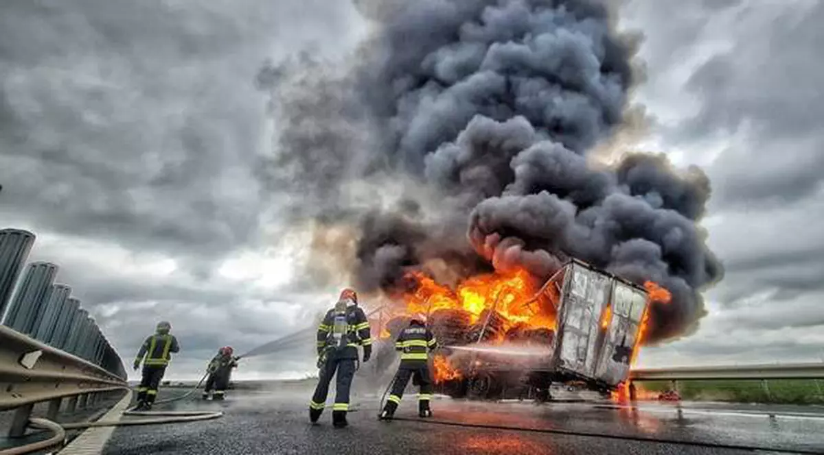 TIR cuprins de flăcări pe Autostrada Vestului, lângă Timișoara. Intervin pompierii, traficul a fost deviat | VIDEO