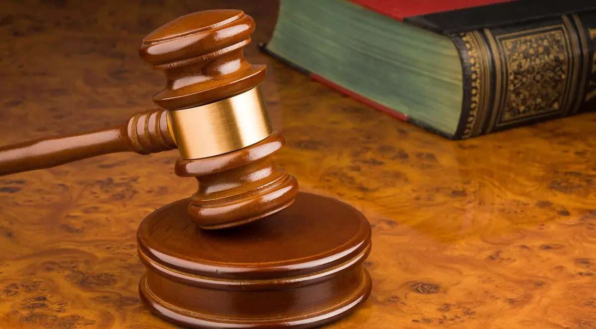 Infractor în jurul lumii, un român a fost condamnat în Belgia, Marea Britanie, Kuweit, Turcia, Polonia și Rusia și are de executat 13 ani și în România