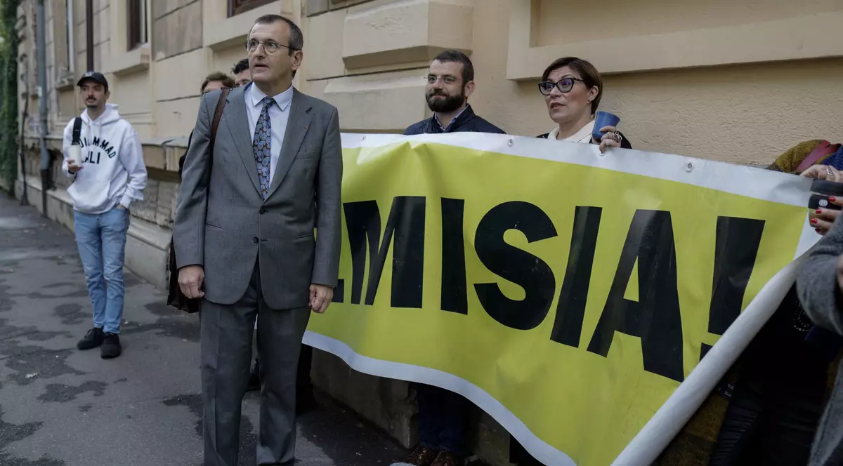 A doua zi de protest în fața Ministerului Educației față de plagiatul lui Cîmpeanu. Mai multe personalități îi cer demisia ministrului