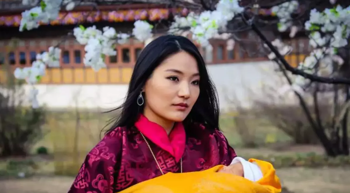 Cea mai tânără regină din lume, apariție statuară la funeraliile din Londra. Cine e Jetsun Pema, „Kate Middleton de Himalaya”