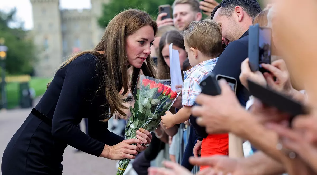 Kate, soția prințului William, a consolat o fetiță care plângea în fața Castelului Windsor, unde mii de oameni au adus omagiul lor reginei Elisabeta