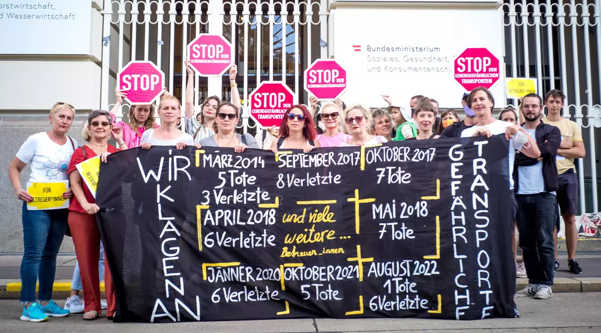 Pe 1 septembrie, mai multe organizații ce luptă pentru drepturile îngrijitoarele au protestat în fața Ministerului Social și al Economiei din Viena. Foto: Christopher Glanzl 