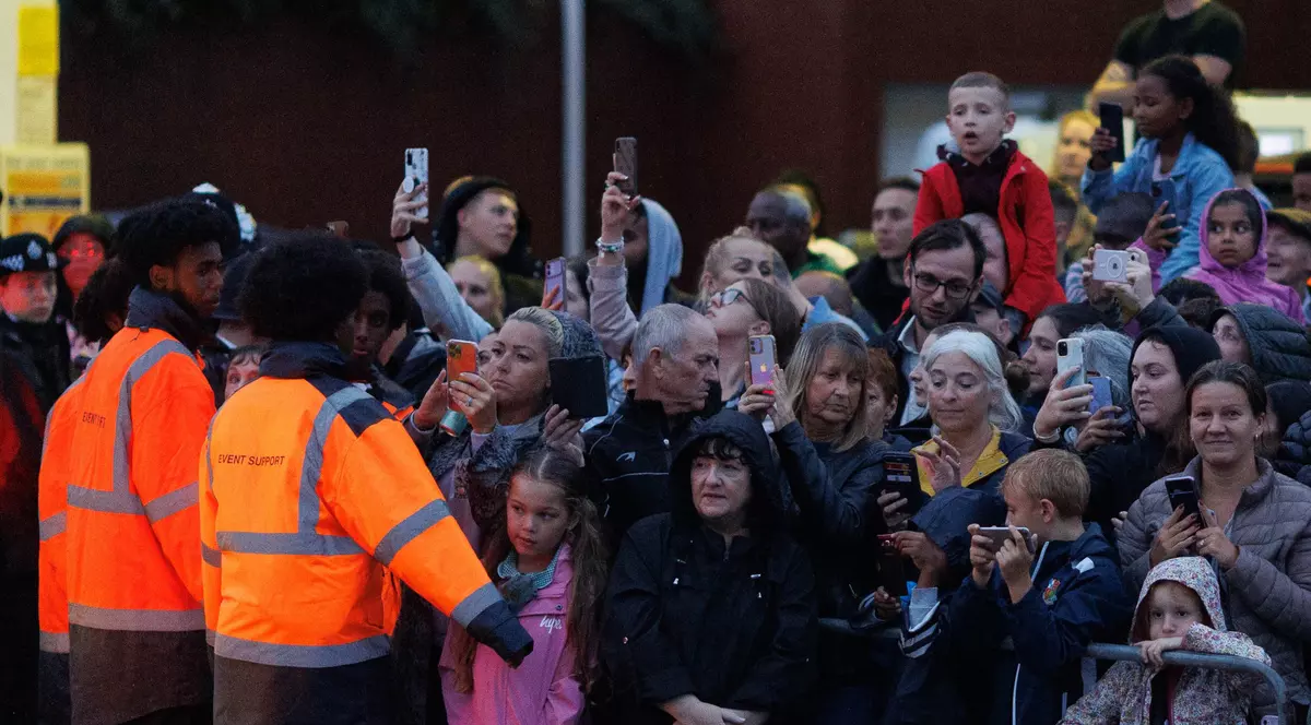 „Coadă de până la 30 de ore”. Britanicii care vor să-i aducă un omagiu reginei, avertizați de autorități în privința aglomerației