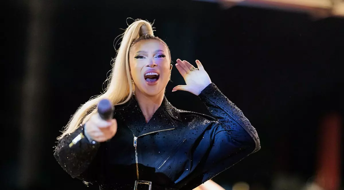 Lora a răbufnit după ce a fost criticată de fani că pozează sexy: „Tu îmi pui preț practic şi stabileşti valoarea”. Au comparat-o cu Andra