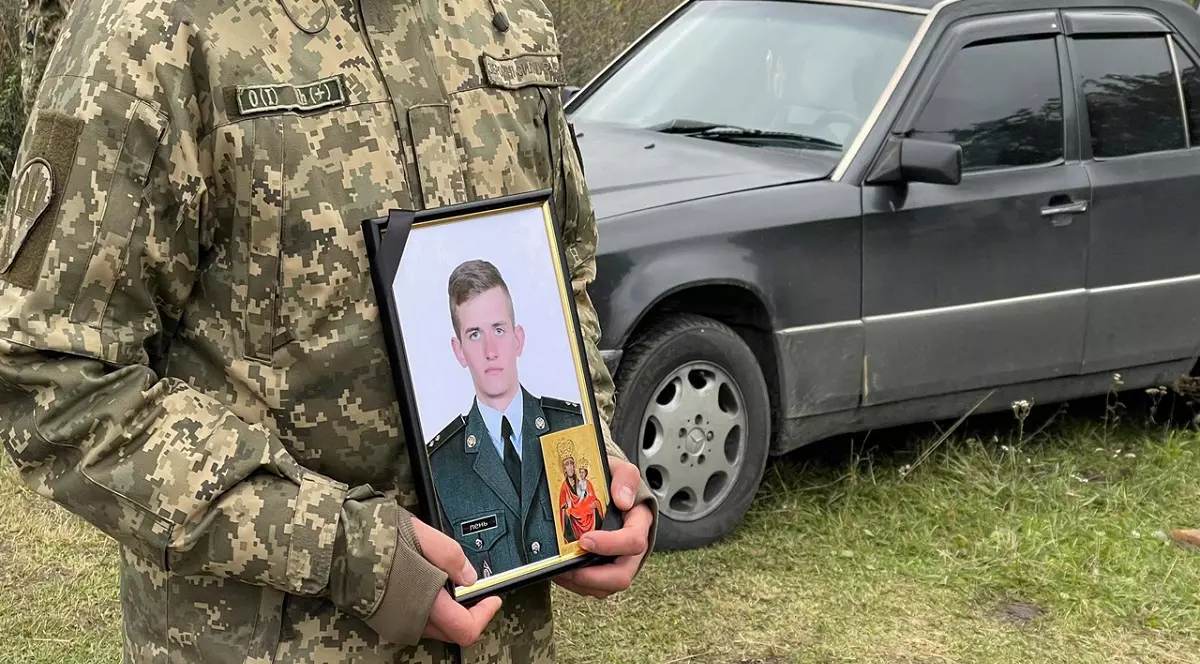 Un tânăr ofițer ucrainean dat dispărut de jumătate de an a fost găsit îngropat lângă Kiev. Cu Taras au murit toți soldații din plutonul lui