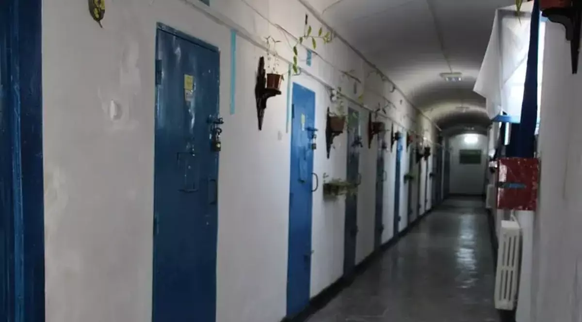 Un tânăr închis la Penitenciarul Aiud a amenințat cu moartea doi polițiști: „Când te prind, te sugrum, nu scapi fără un ciob în gât!”