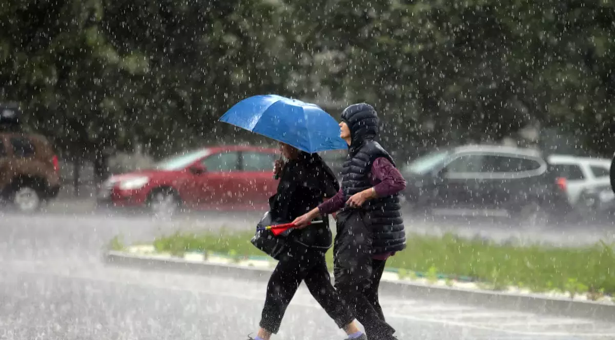 VIDEO Cod galben de vânt puternic în toată țara și ploi torențiale în majoritatea regiunilor. Cum va fi vremea la București