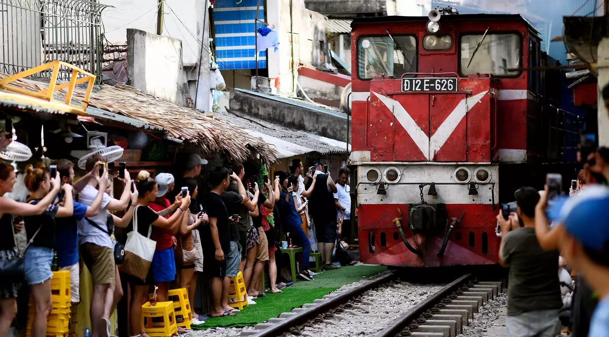 „Strada Trenului” din centrul orașului Hanoi, închisă după un accident, spre nemulțumirea turiștilor