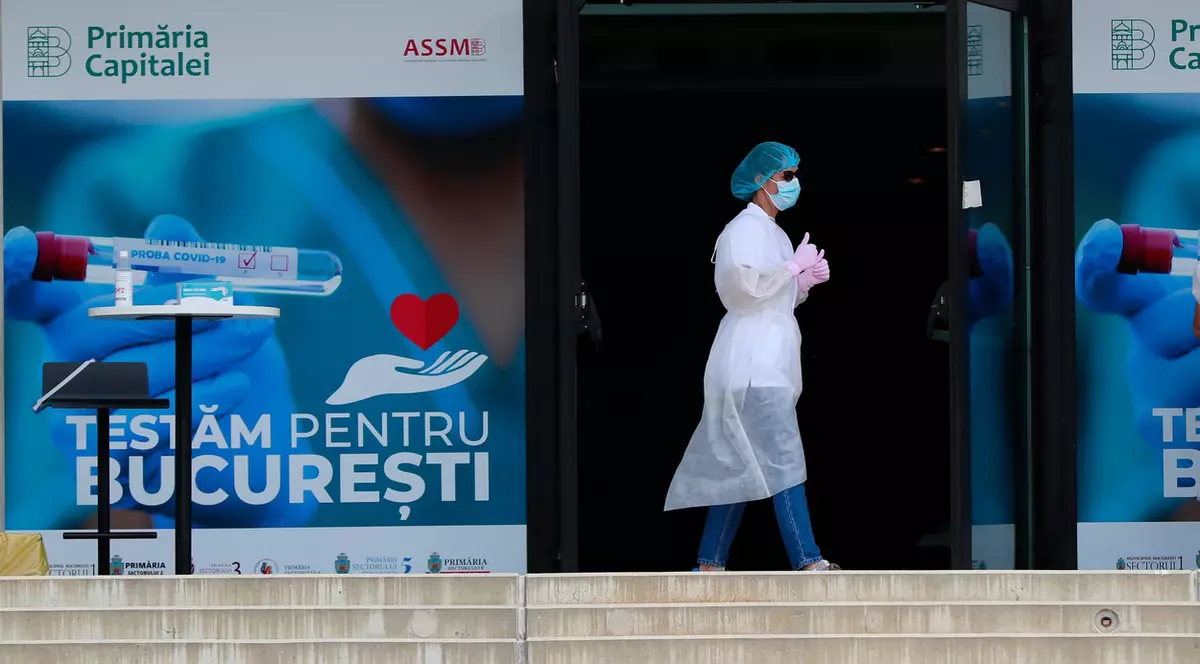 Medicii români prevăd o toamnă blândă pe frontul COVID: „Virusul se adaptează să supraviețuiască, nu să provoace forme mai grave”