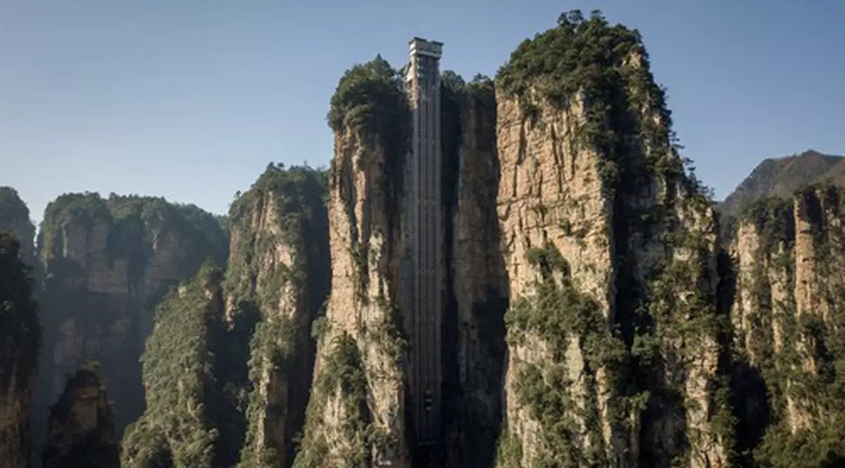 Imagini amețitoare din cel mai înalt lift din lume. Are o înălțime de 326 de metri și oferă priveliști desprinse din „Avatar”