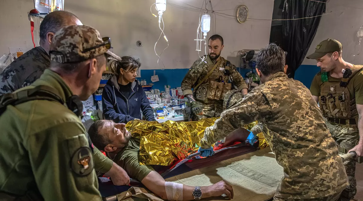 Cum sunt tratați medicii care au ajuns prizonieri la ruși. „50 de oameni într-o celulă de șase locuri. Mizerie, miros îngrozitor, nicio fereastră”