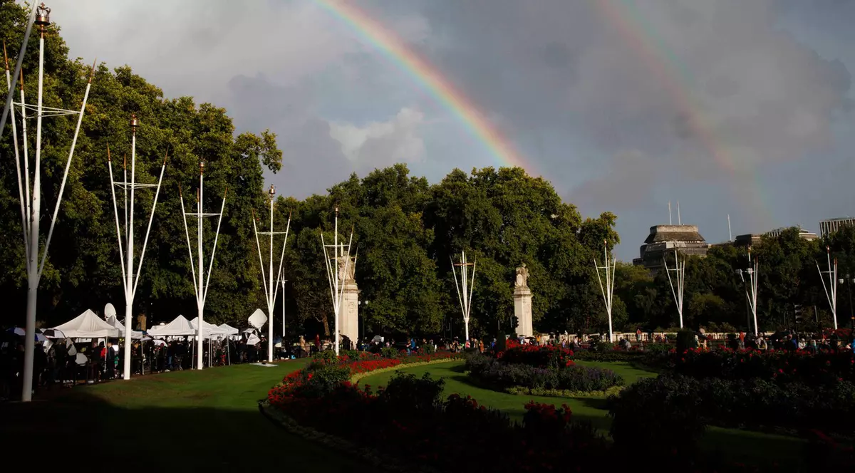 Curcubeu dublu deasupra Palatului Buckingham, după moartea Reginei Elisabeta a II-a