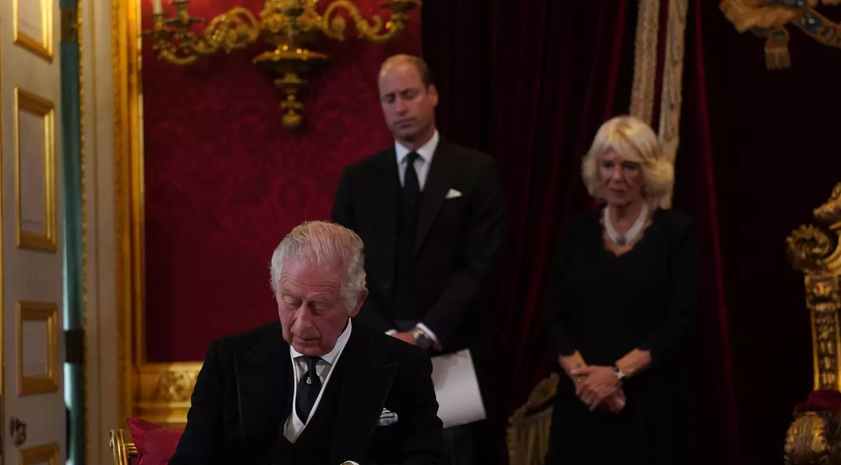 Regele Charles al III-lea, furios pe asistentul său în timpul semnării proclamației regale. Ce i-a atras nemulțumirea
