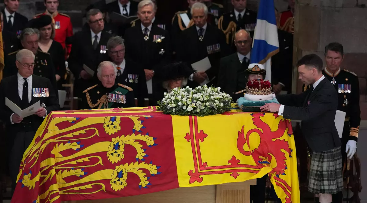 Sicriul reginei Elisabeta a II-a, depus la catedrala din Edinburgh, după o procesiune condusă de regele Charles al III-lea | VIDEO