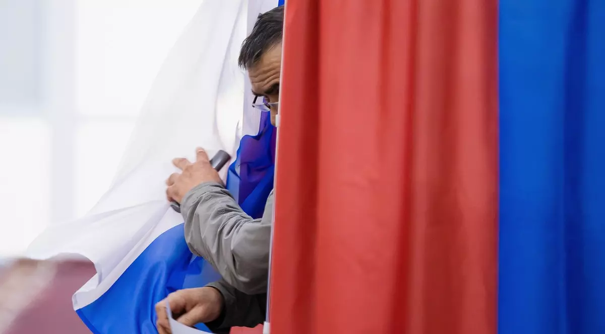 Alegerile din Rusia - multiple cazuri de oameni arestați de poliție pentru că au scris pe buletinele de vot mesaje contra războiului: „Putin e un prost”