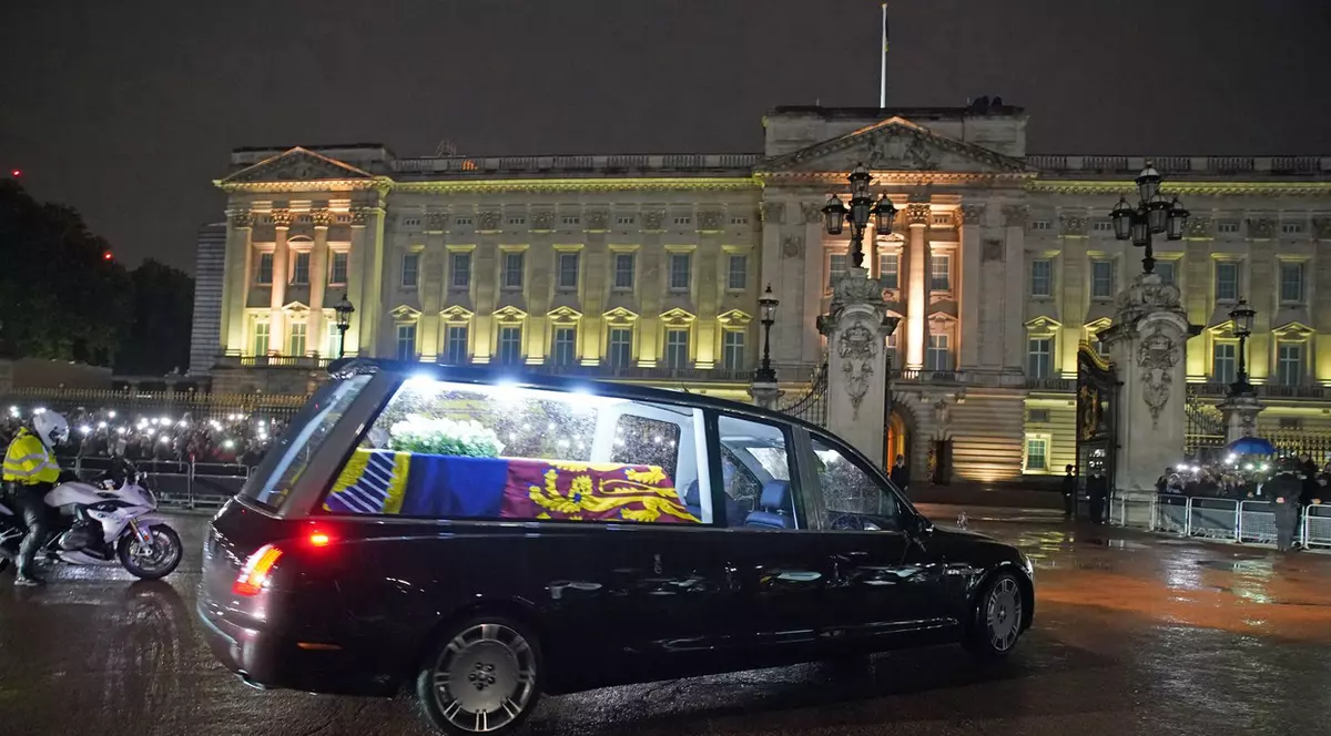 O nouă etapă din funeraliile reginei Elisabeta a II-a. Trupul suveranei, mutat astăzi de la Palatul Buckingham la Westminster