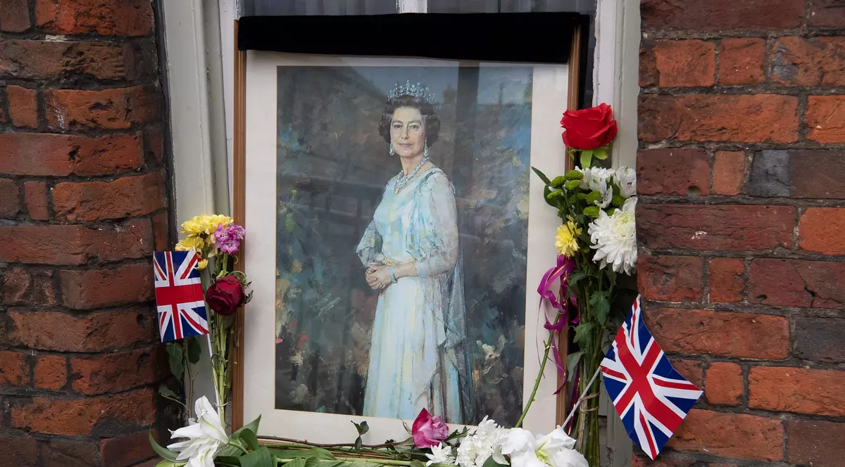 Un omagiu adus Majestății Sale Regina într-o fereastră din Windsor. 16 sept 2022. Foto: Profimedia