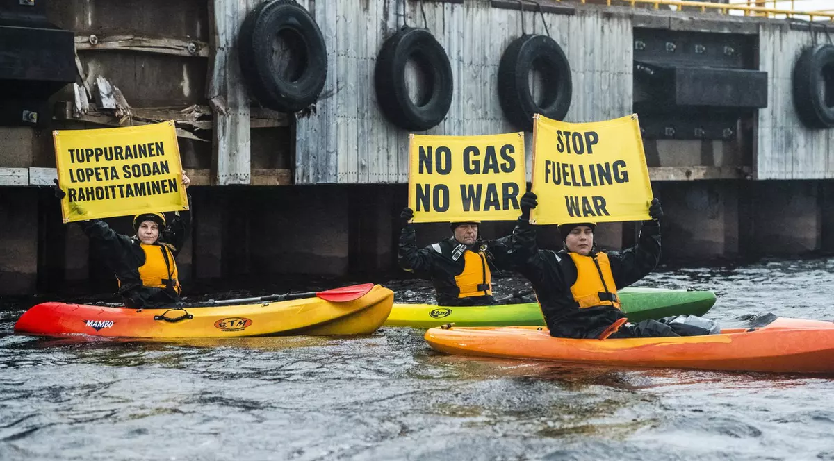 Activiștii Greenpeace au blocat, în Finlanda, un transport de gaz natural lichefiat din Rusia