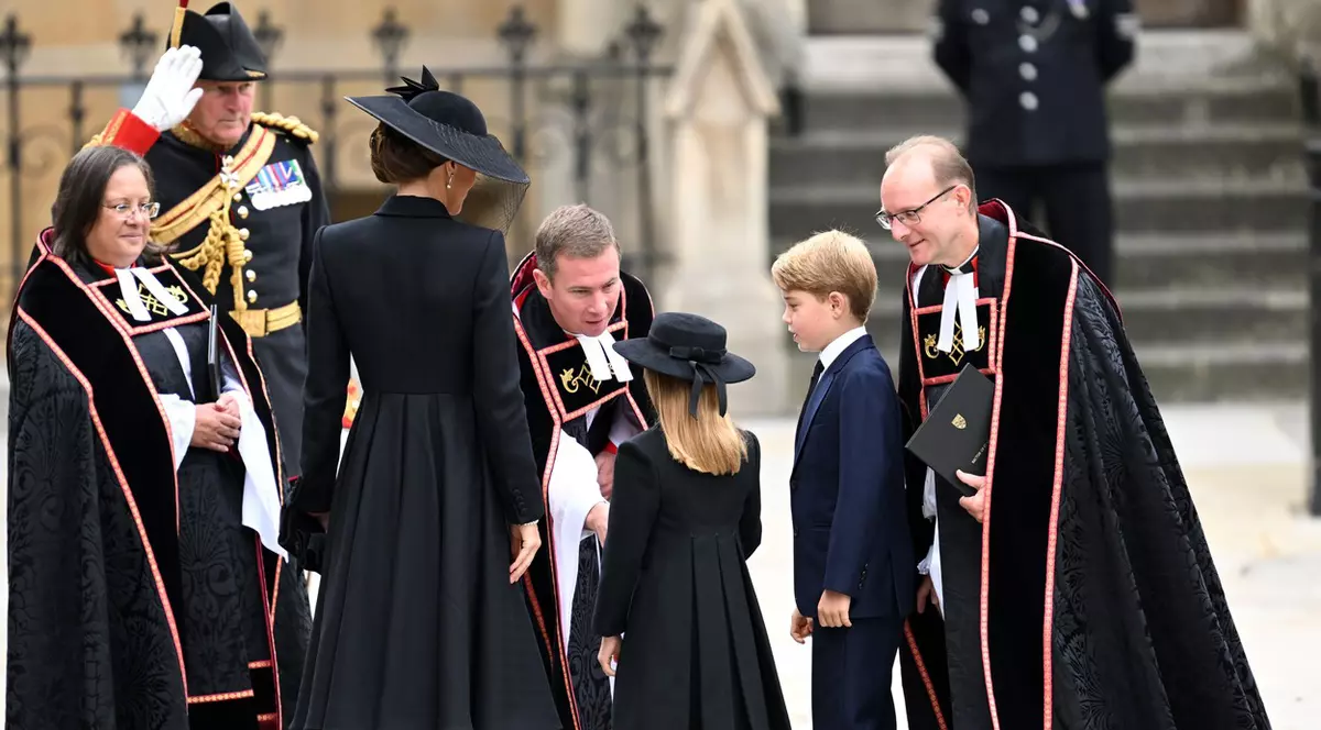Prințul George și Prințesa Charlotte participă la slujba de înmormântare a reginei Elisabeta a II-a