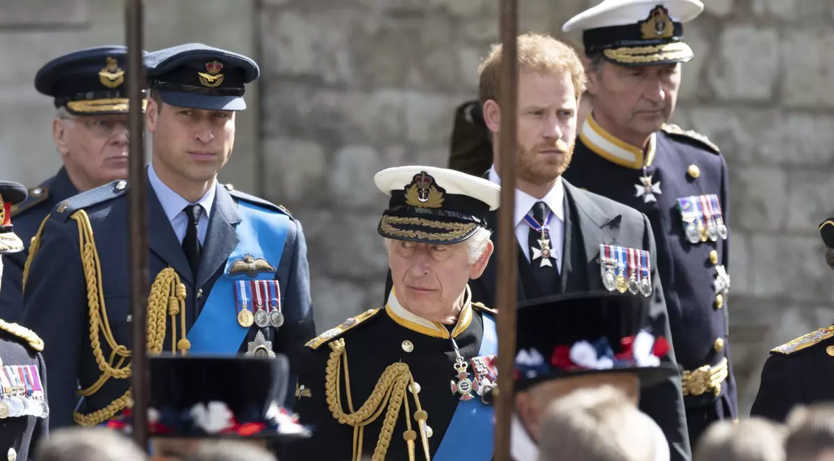 William şi Harry, distanți la înmormântarea reginei Elisabeta a II-a, susține presa britanică