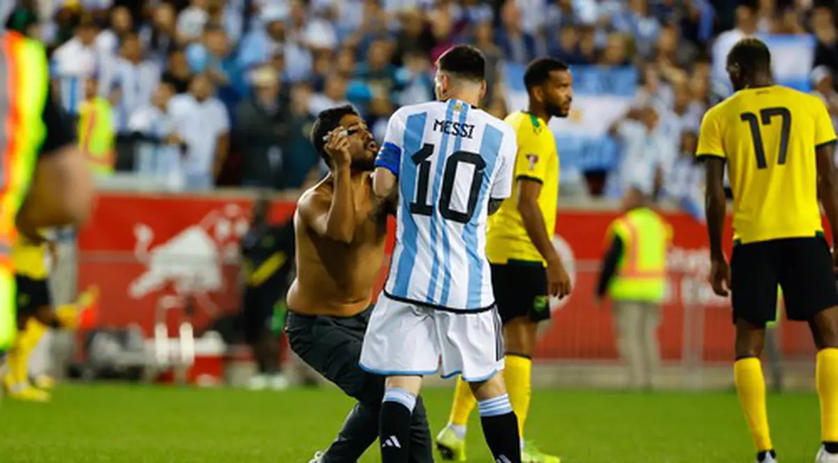 Leo Messi, atacat de fani pe teren. Starul argentinian a dat autograf pe spatele unui admirator în timpul meciului cu Jamaica