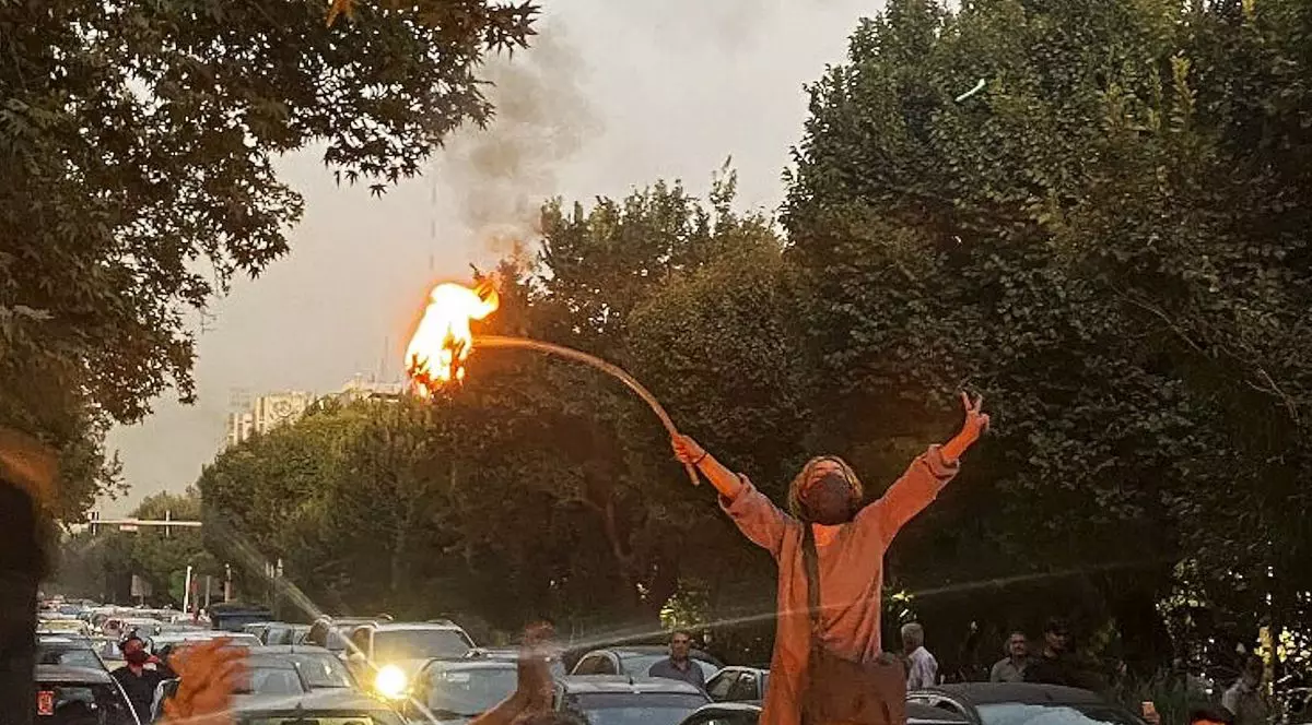 Mărturiile femeilor din Iran stabilite în România despre abuzurile poliției morale: „M-au băgat în dubă pentru că purtam pantaloni scurți”