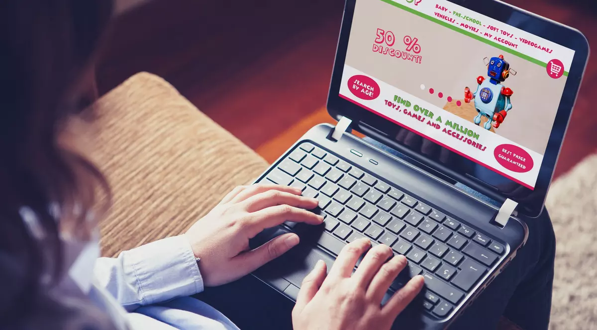 Reduceri articole copii-O femeie face comanda online la jucarii pentru copii