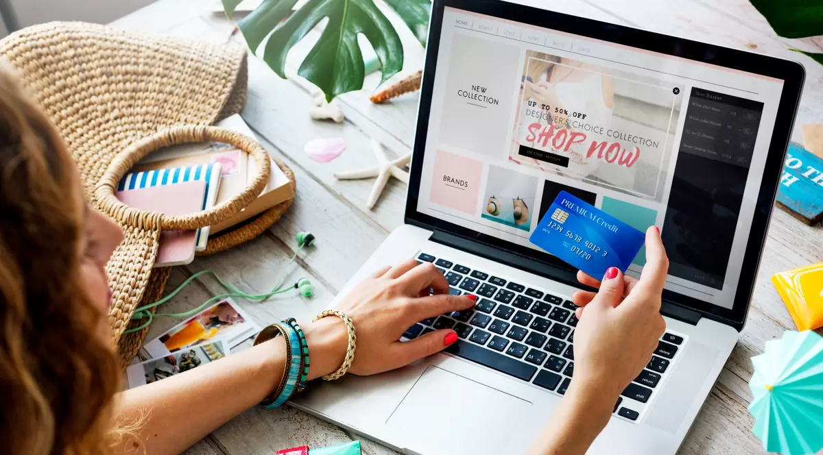 Reduceri produse electronice si electrocasnice- O tanara face cumparaturi online