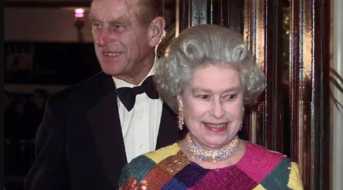 Ținutele reginei. Suverana a fost un simbol al eleganței, dar această rochie a fost neașteptată: „S-a vrut o schimbare completă”