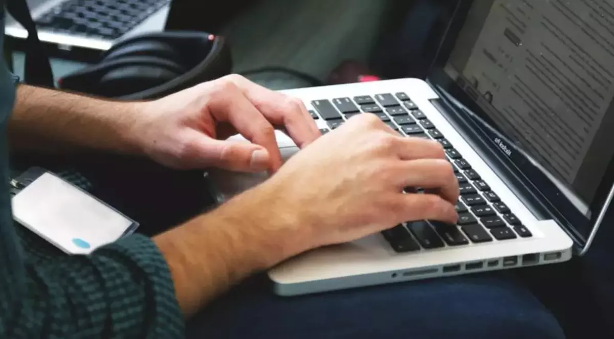 Bărbat suspect de pornografie infantilă arestat preventiv la cererea DIICOT Alba: A șantajat o minoră cu poze indecente