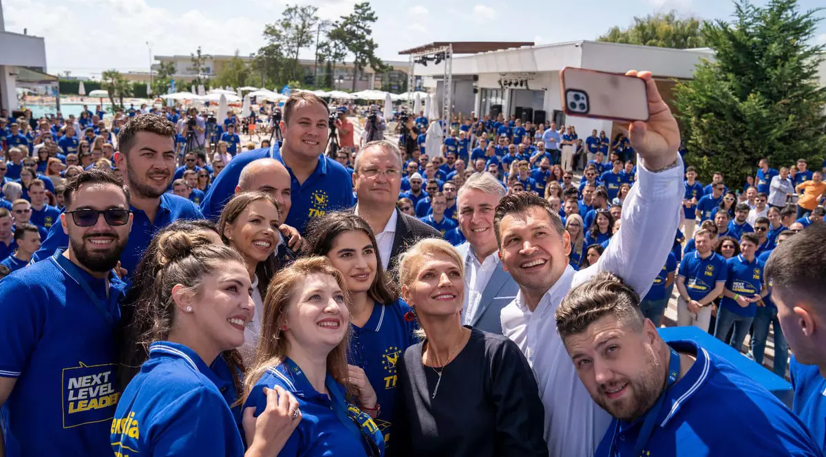 Tinerii liberali, petrecere cu înjurături la adresa PSD, la Școala de Vară. Reacția social-democraților