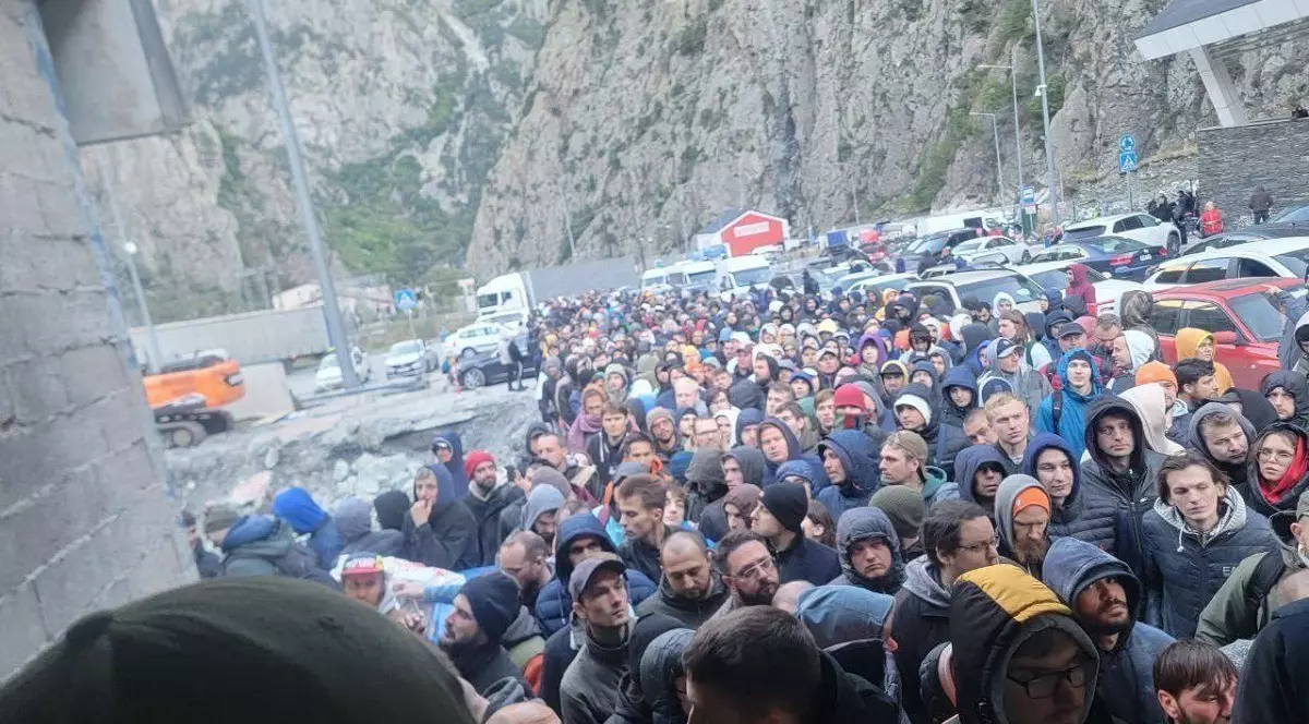 Rusia deschide birou de înrolare chiar la vama prin care mii de oameni vor să fugă în Georgia. Nu se mai iese din țară decât pe jos