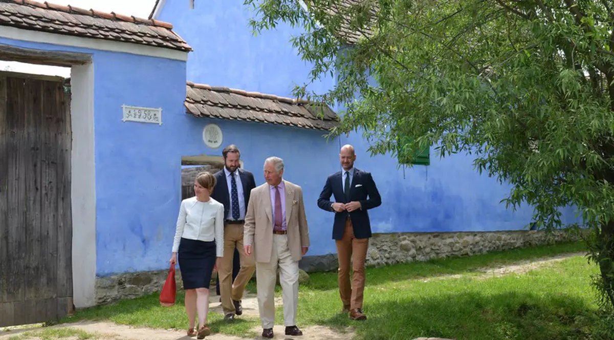 Pentru prima oară în istorie, regele Angliei va avea o casă și în România. Cum arată „Casa albastră” din Viscri