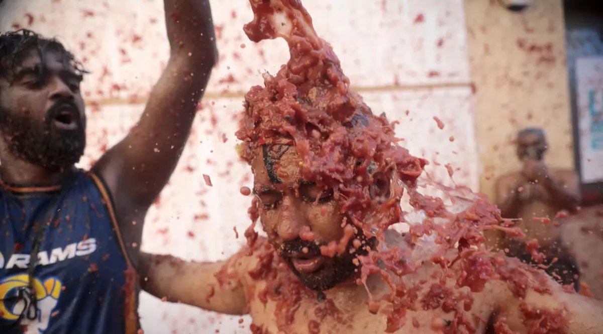 20.000 de oameni s-au bătut cu 130 de tone de roșii, la tradiționalul festival Tomatina din Spania