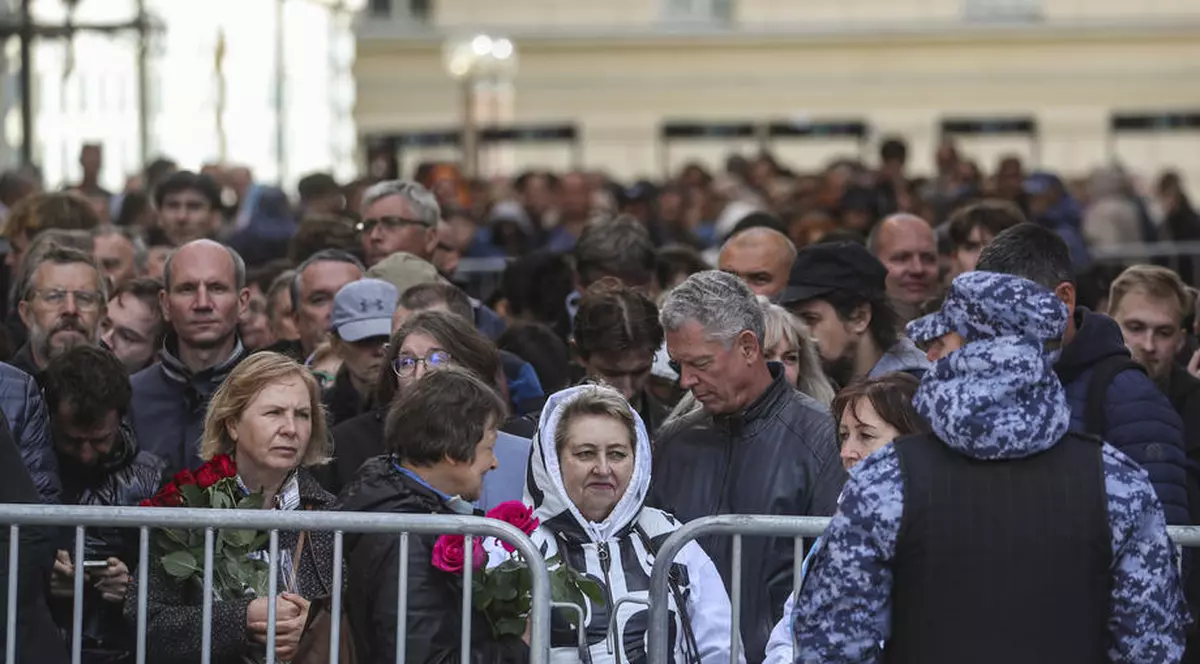 Mihail Gorbaciov, înmormântat fără onoruri de stat. Mii de ruși au stat la coadă să-i aducă un ultim omagiu | VIDEO