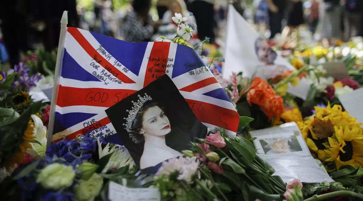 Ambasada Marii Britanii a deschis o carte de condoleanţe pentru demnitarii români după moartea reginei Elisabeta