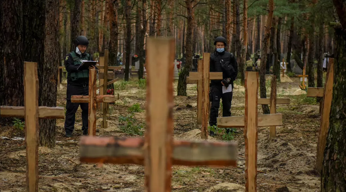 „Aici sunt vecinii și prietenii mei”. Cadavre cu mâinile legate la spate, descoperite în groapa comună cu 440 de cadavre de la Izium