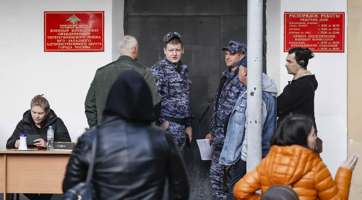 Un rus a încercat să dea foc biroului militar de înregistrare și înrolare din Novosibirsk, aruncând cocktailuri Molotov
