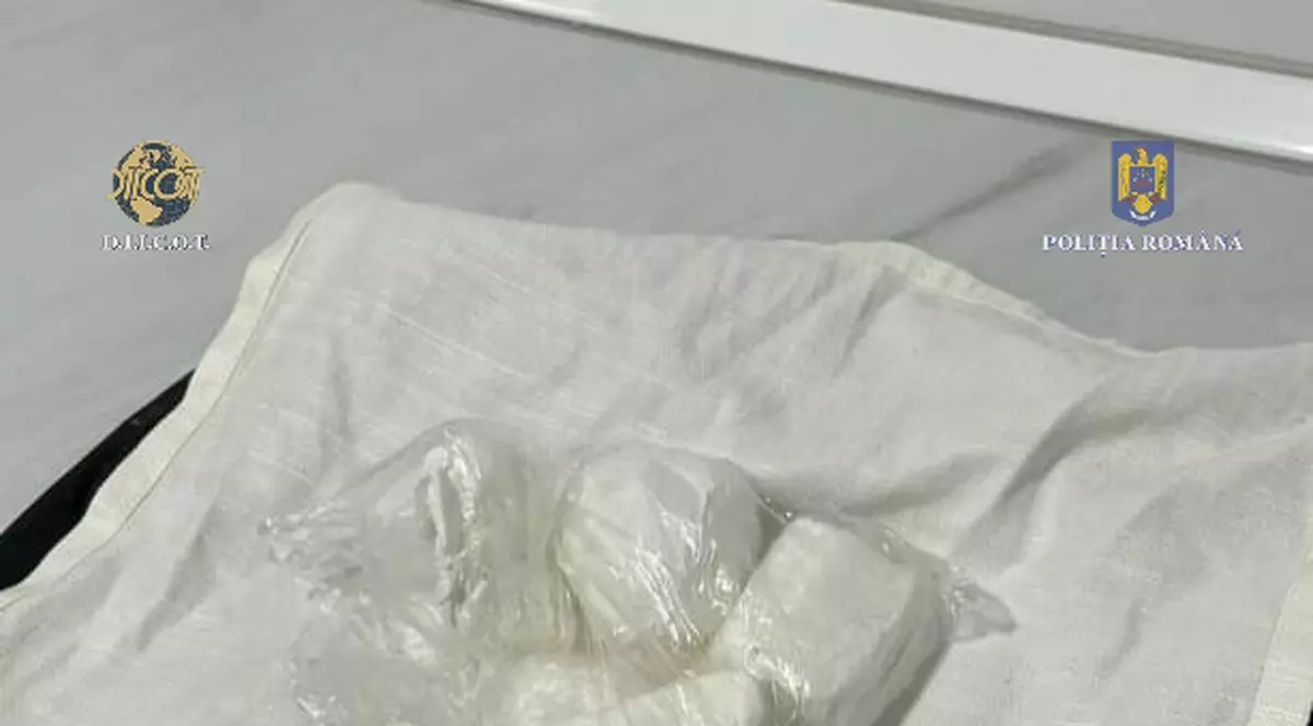 Un italian și un român care vindeau cocaină în Bucureşti şi Caracal, arestați preventiv