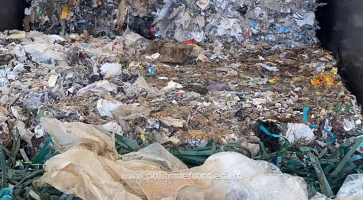 Peste 78 de tone de deșeuri din plastic, cauciucuri şi haine uzate. Produsele care erau expediate din Italia și Germania, oprite la vama Nădlac