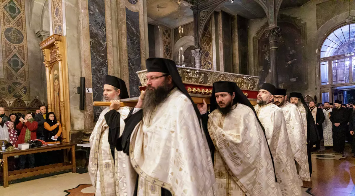 Mai mult de un sfert de milion de credincioşi au fost în pelerinaj la Sfânta Parascheva. Racla cu moaşte, readusă în Catedrală