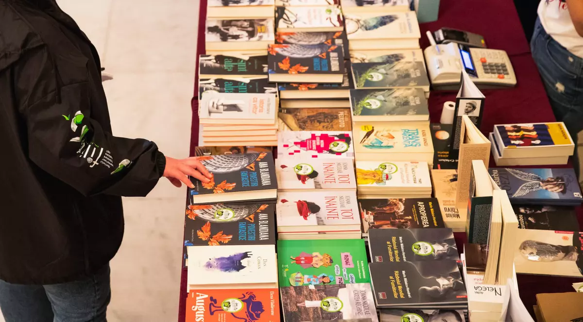 Șase scriitori români răspund la aceeași întrebare: Ce carte ați recomanda să înceapă cineva să citească în prima zi de pace, după încheierea războiului? 