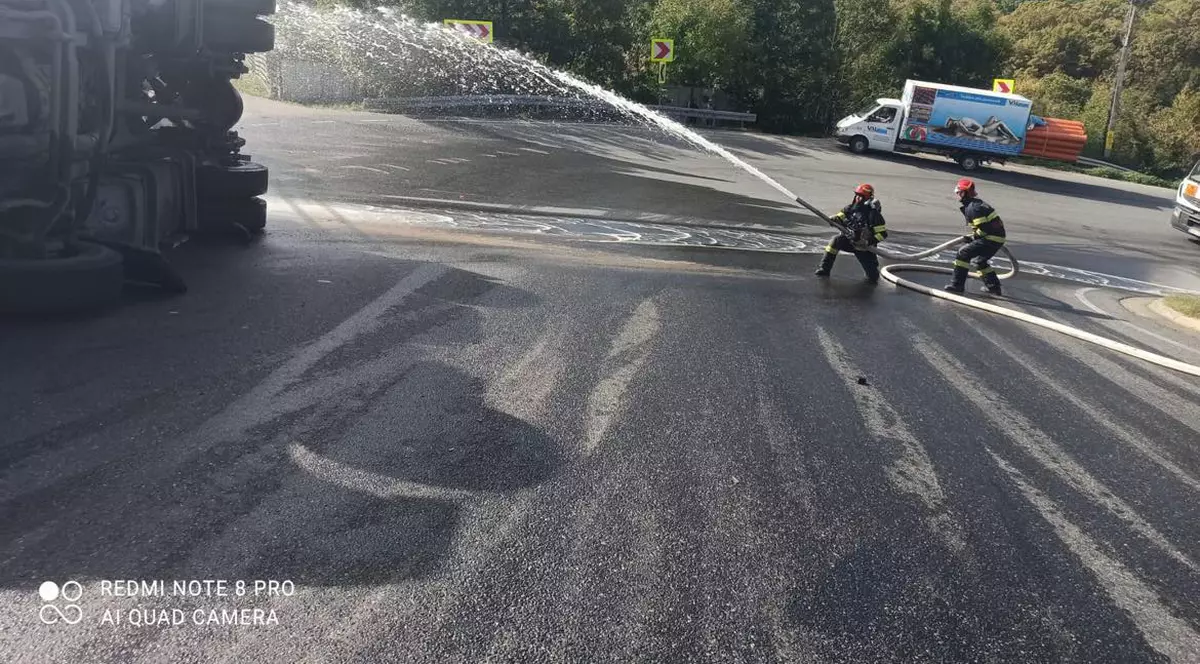 O autocisternă încărcată cu motorină s-a răsturnat în apropiere de Huși. Combustibilul se scurge pe carosabil, traficul este restricționat