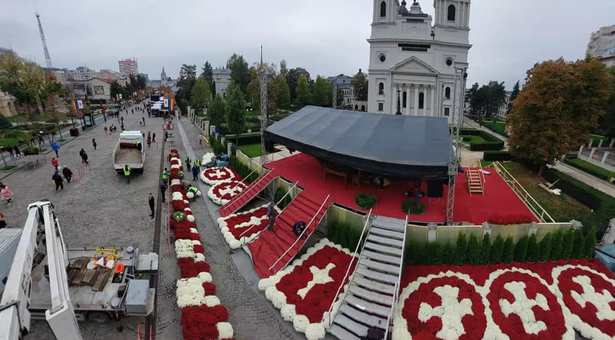 8.500 de oameni așteaptă la rând ca să se închine la moaştele Sfintei Parascheva. Cum arată zona unde va avea loc Sfânta Liturghie