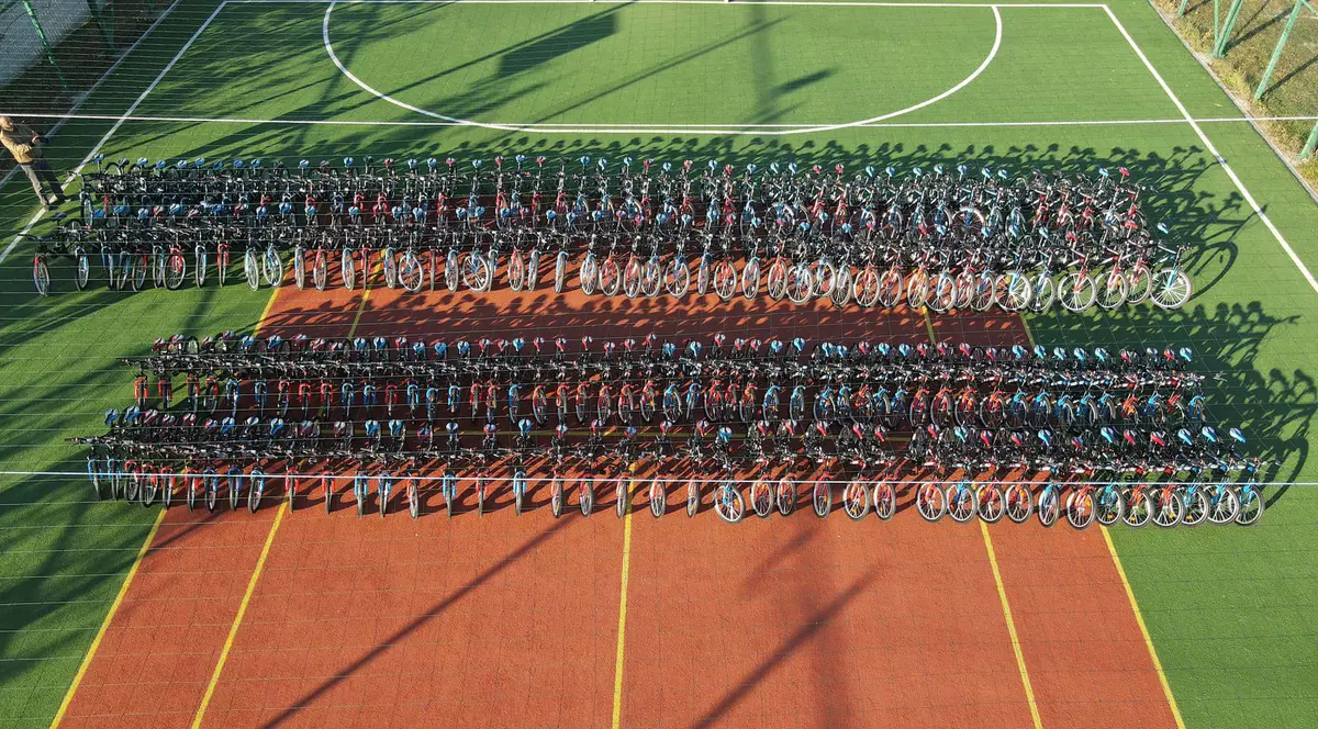 FOTO Un primar din Vaslui a cumpărat cu fonduri europene biciclete pentru toți elevii din sat